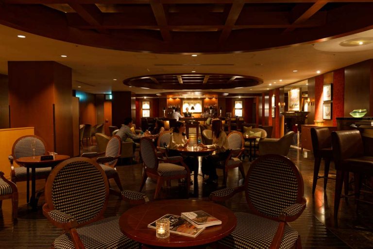 以豪華客船的客艙為印象的海邊酒吧「Marina Bar & Restaurant」。 並設有住宿者專用休息室。