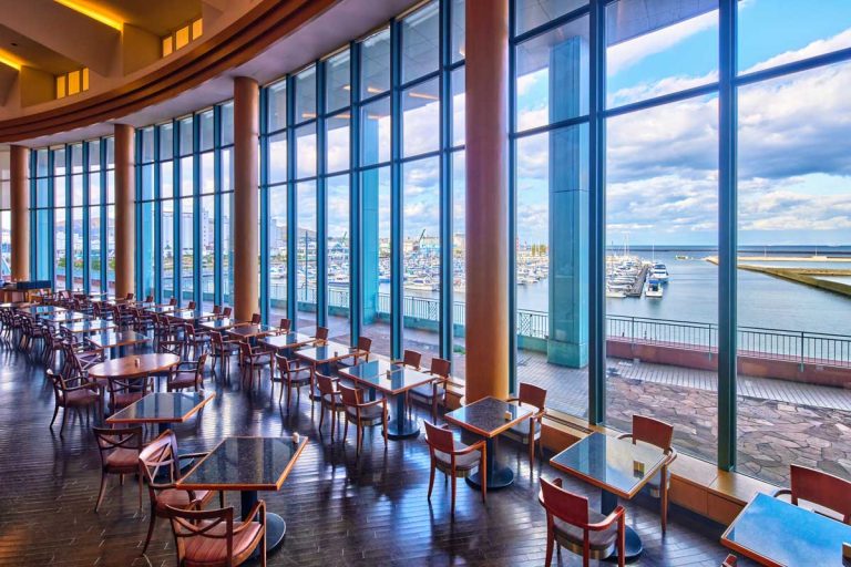 靠近小樽港碼頭的海邊餐廳「Terrace Brasserie」。※ 早餐自助餐的餐廳