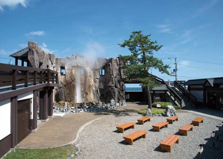 道之站鹿部間歇泉公園 　　是擁有全國罕見的北海道遺產“鹿部間歇泉”的道之站。公園內，還有利用間歇泉溫泉的足湯。