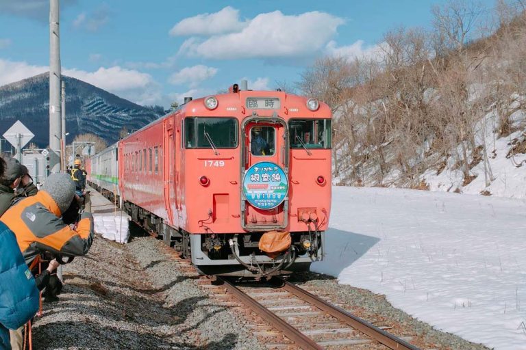 掛著最後運行標誌的Kiha列車